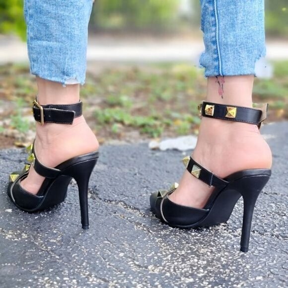 Women's Black Rockstud Ankle Strap Pump - Picture 5 of 5